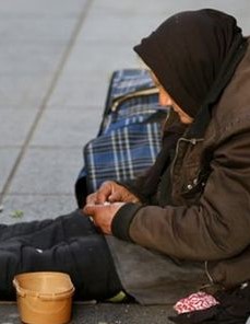 Особа која проси на улици